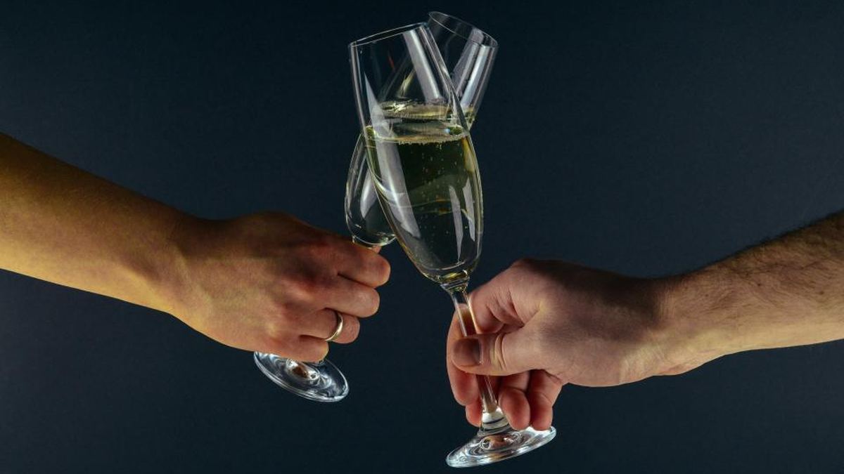 シャンパングラスで乾杯する様子